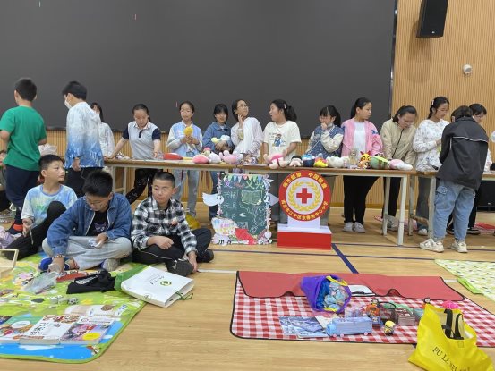 南京市江宁区东善桥中心小学红十字会开展博爱校园行义卖活动5