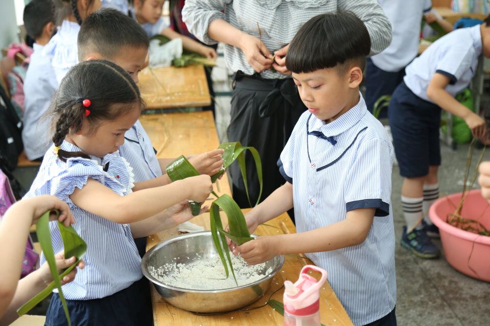 E:\德育处\2019年上少先队工作\信息报送\6月\东善桥中心小学6月信息报送“端午节系列活动”\包粽子.jpg